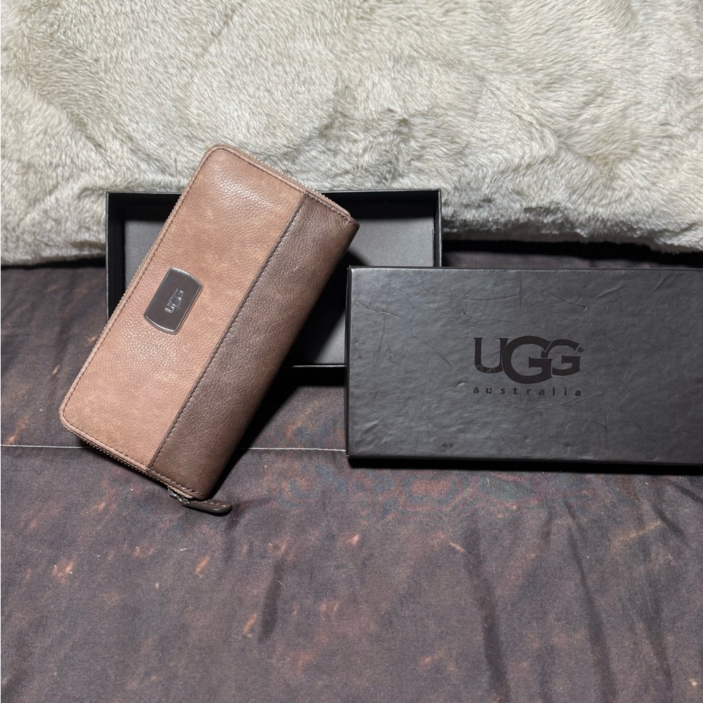 UGG Brown Leather Zipper Wallet